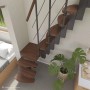 Raumspartreppe Quadro mit 12 dunklen Buchenstufen, schwarzem Mittelholm und Geländer im modernen Wohnraum.