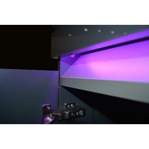 Detailaufnahme der LED-Beleuchtung im Unterschrank der Eheim Incpiria 230 Aquarium-Kombination.