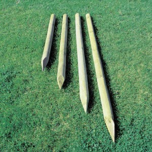 Mehrere braune, gespitzte Zaunpfähle (ø 8 cm x 125 cm) auf grünem Rasen.