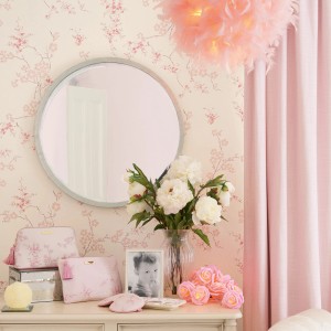 Laura Ashley Vliestapete Oriental Blossom Blush im Raum mit Deko.