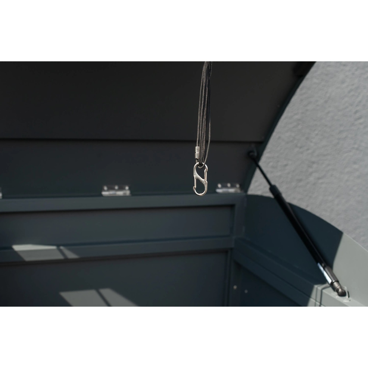 Geöffnete Westmann Mülltonnenbox Moderna, anthrazit, mit Gasdruckfeder und Seilhalterung.