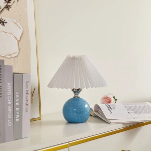 Blaue Lindby Tischlampe Kerimi mit plissiertem Schirm, skandinavisches Design.