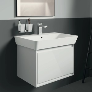 Ideal Standard IOM Cube: 2 satinierte Mundgläser mit Chrom-Halterung am Waschbecken.