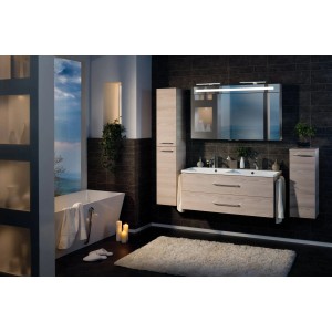 Badezimmer-Szene mit Fackelmann Bad-Hochschrank B.Clever Alaska Esche (30 cm) und weiteren Badmöbeln.