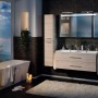 Badezimmer-Szene mit Fackelmann Bad-Hochschrank B.Clever Alaska Esche (30 cm) und weiteren Badmöbeln.