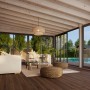Innenansicht: Weiß lackiertes Palmako Holz-Gartenhaus mit Pultdach und Wohnbereich.