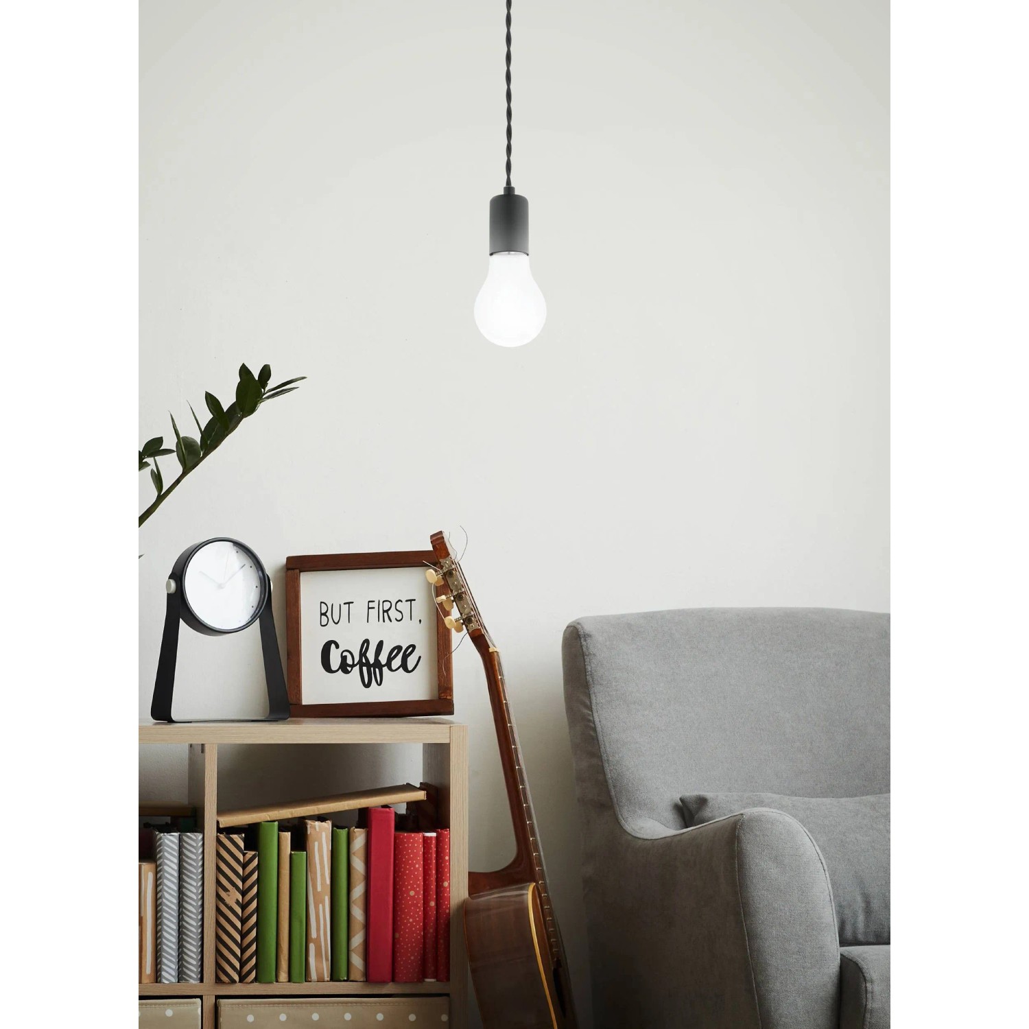 Eglo E27 LED Leuchtmittel in Globeform, 12W, warmweißes Licht in Wohnraum.