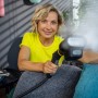 Frau nutzt Kärcher Dampfglätter Aufsatz. Dampfreiniger Zubehör für Textilien und Kleidung.