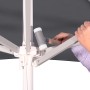 Detailaufnahme: Anthrazitfarbener Schneider Marktschirm Quadro (300x300 cm) mit Seilzugmechanik in Bedienung.