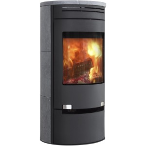 Aduro 1.1 SK Kaminofen in Grau mit Natursteinverkleidung und brennendem Holz im Feuerraum.