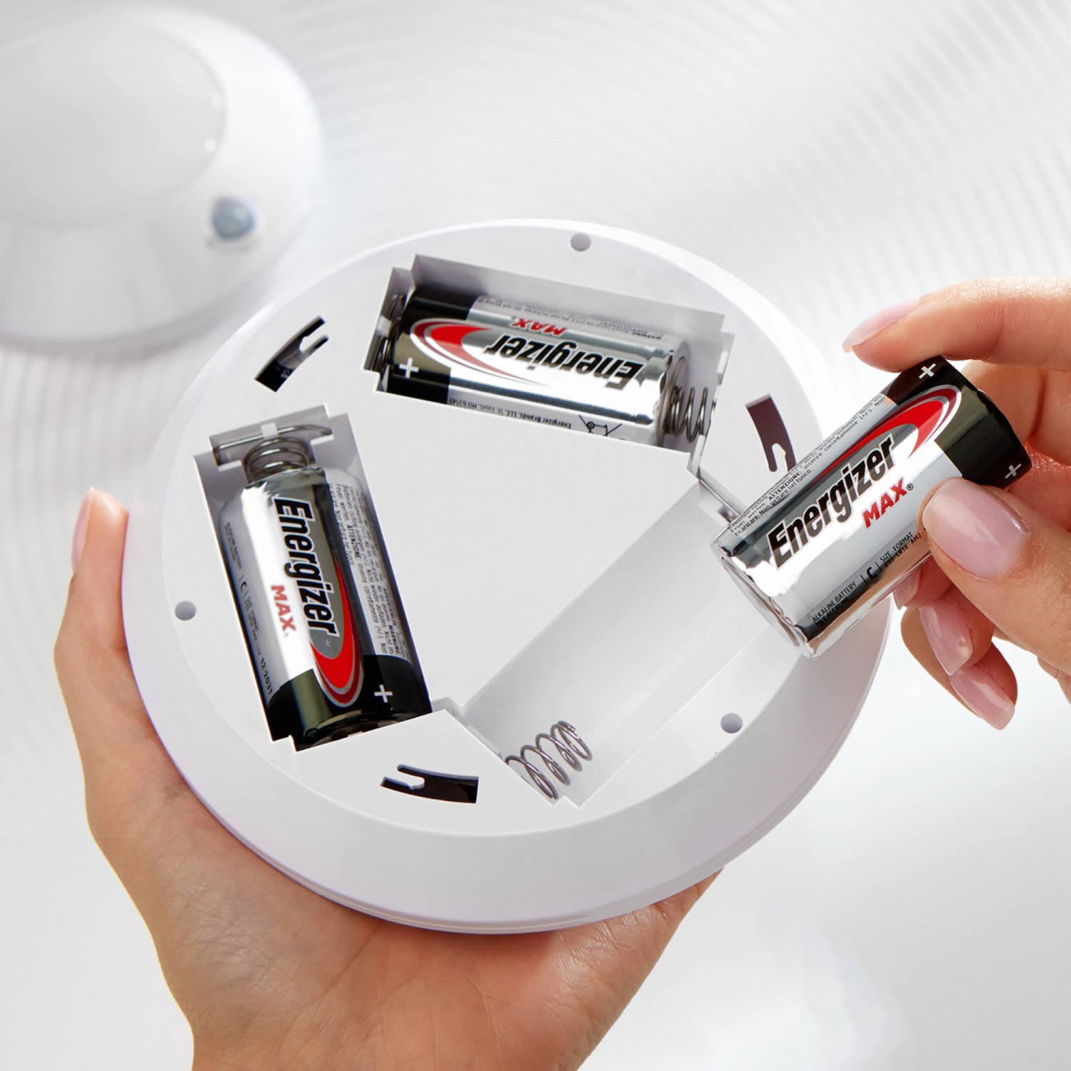 Energizer Max C Baby Batterien (4er-Pack) werden in ein weißes Gerät eingesetzt.