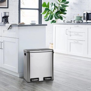 Silberner Edelstahl Mülleimer mit 2x15L Mülltrennsystem und Tretpedalen in moderner Küche.