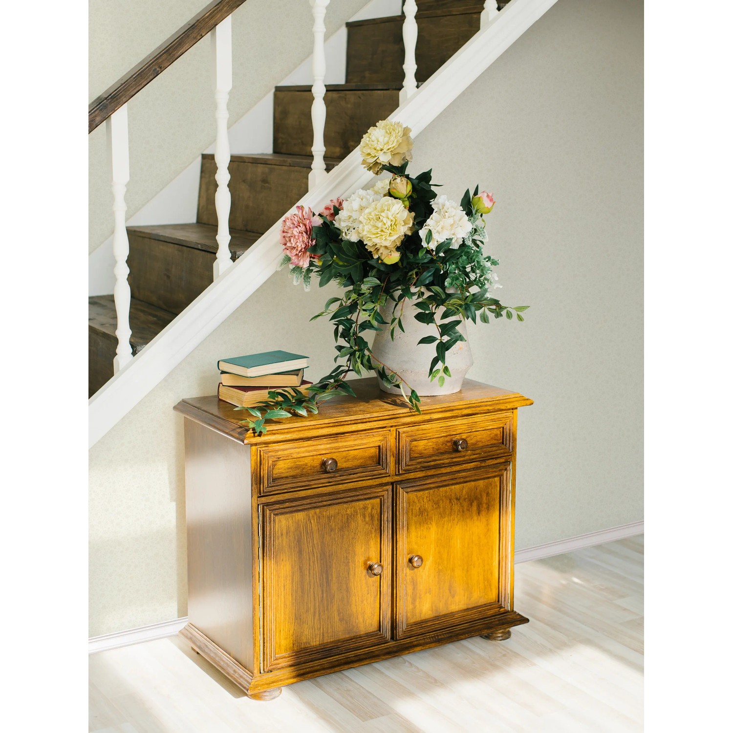 Beige Vliestapete mit floralem Blattmotiv von Marburg im modernen Wohnraum.