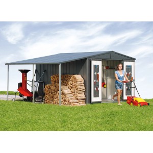 Biohort Seitendach Quarzgrau-Metallic am Gartenhaus Europa mit Holz, Häcksler und Rasenmäher.