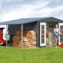 Biohort Seitendach Quarzgrau-Metallic am Gartenhaus Europa mit Holz, Häcksler und Rasenmäher.