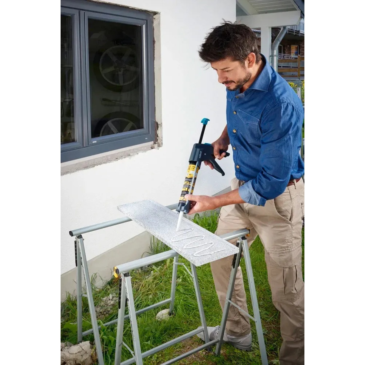 Mann nutzt wolfcraft Kartuschenpresse MG 600 Pro für Dichtstoff auf Fliese.