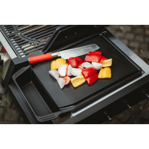 Enders Schneidebrett Grill Mags mit Gemüse und Messer auf einem Grill. Praktisches Grillutensil.