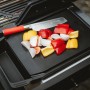 Enders Schneidebrett Grill Mags mit Gemüse und Messer auf einem Grill. Praktisches Grillutensil.
