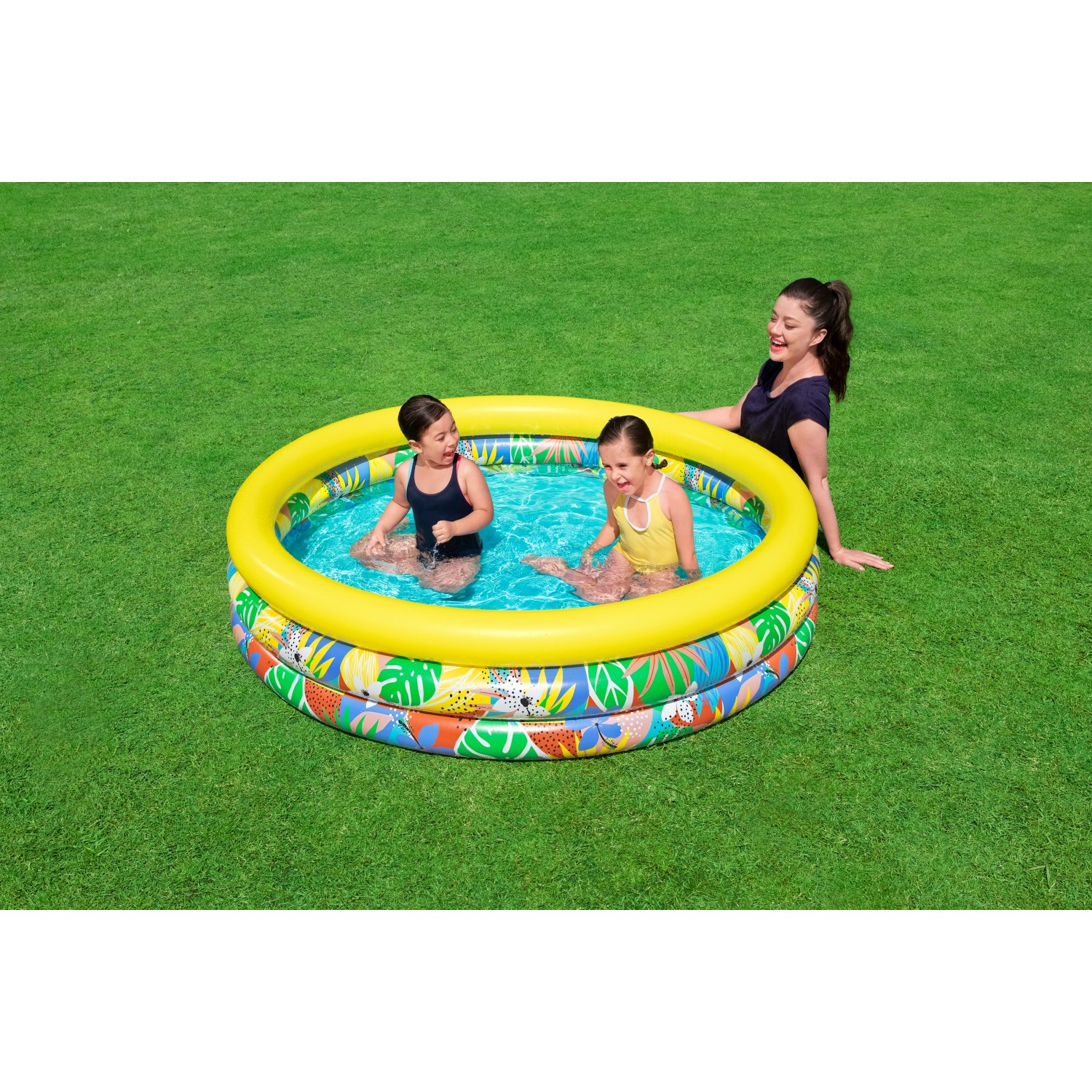 Bestway Planschbecken Floral Paradise mit Kindern im Garten.