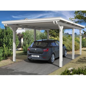 Weißer Skan Holz Carport Emsland mit Auto. Einzelcarport aus Leimholz mit flachem Dach.