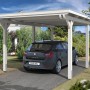 Weißer Skan Holz Carport Emsland mit Auto. Einzelcarport aus Leimholz mit flachem Dach.