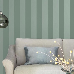 Laura Ashley Vliestapete Lille Pearlescent Stripe in Grün mit breiten Streifen an der Wand.