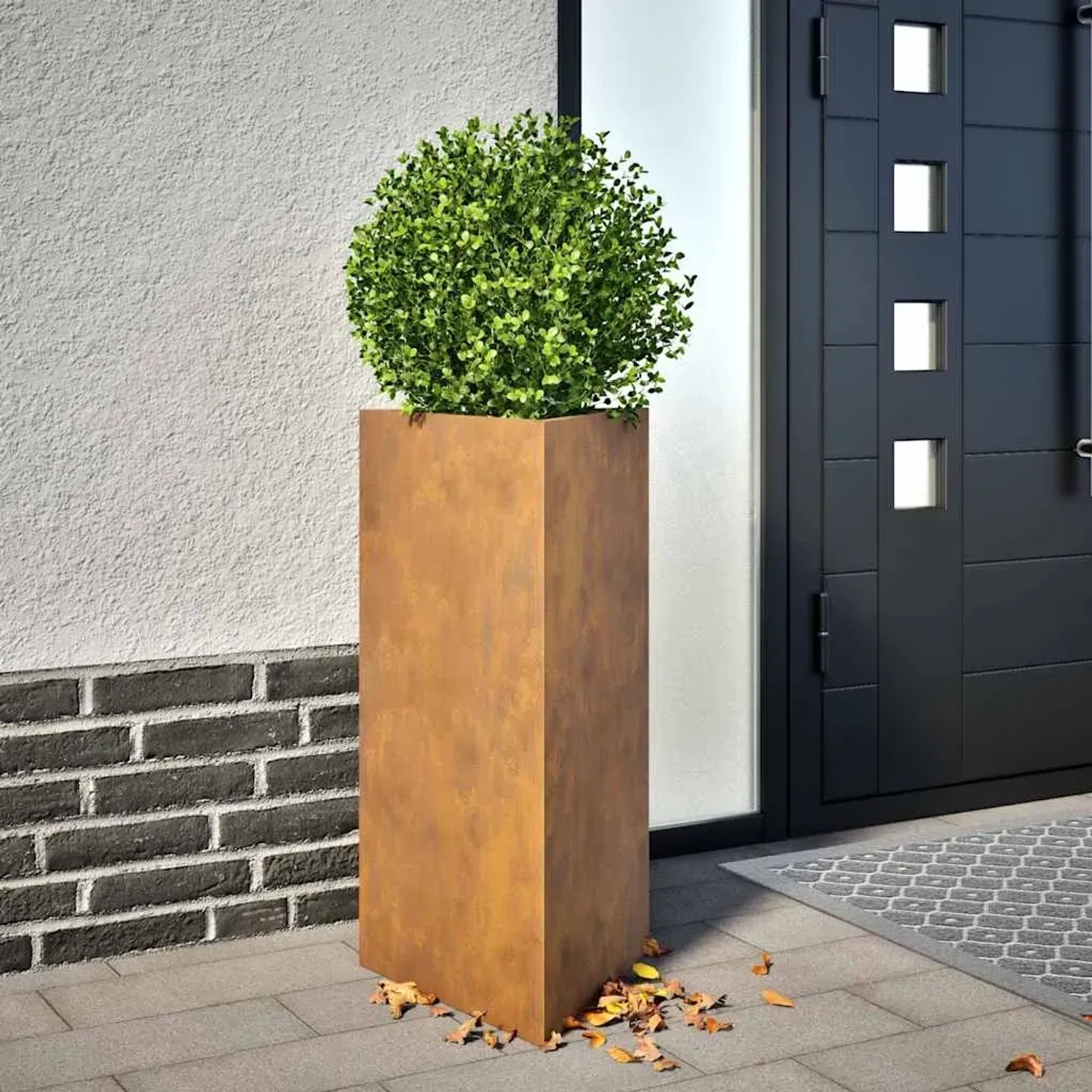 Hoher rechteckiger Pflanzkübel aus wetterfestem Stahl in Rostoptik mit grüner Pflanze, ideal für den Eingangsbereich.