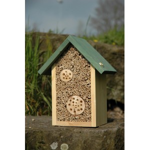 Insektenhotel aus Holz für Wildbienen und Grabwespen zum Stellen, mit grünem Dach.