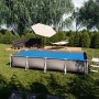 Blaues OK-Living Solarfolie 450 cm Pool Abdeckung auf Pool im Garten.