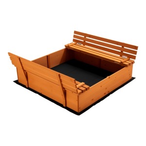 Robuster Sandkasten aus Fichtenholz mit klappbaren Sitzbänken als Deckel und Vliesboden. 98x98x21cm.