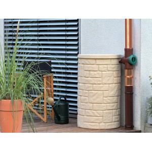Arves Regentonne Arcado 230 l in Sandstein-Optik mit Mauerstruktur im Garten.