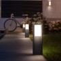 Philips Hue Turaco LED-Sockelleuchte in Anthrazit beleuchtet Gartenweg. Smarte Außenbeleuchtung.