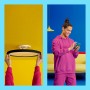 Schwarze WiZ SuperSlim Deckenleuchte mit Farbwechsel, montiert von Person mit Smartphone.