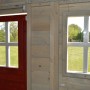 Detailansicht: Fenster und rote Tür des Wendi Toys Kinderspielhaus Elefant.