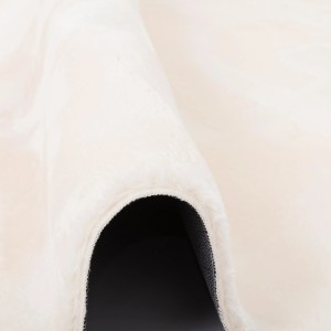 Detailansicht: Super weicher, beiger Fellteppich (140x200cm) der Marke Pergamon. Luxuriöses Wohnaccessoire.