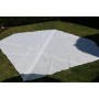 Planet Pool Bodenschutzvlies für Pools mit 450-460 cm Durchmesser, ausgebreitet auf Rasen.