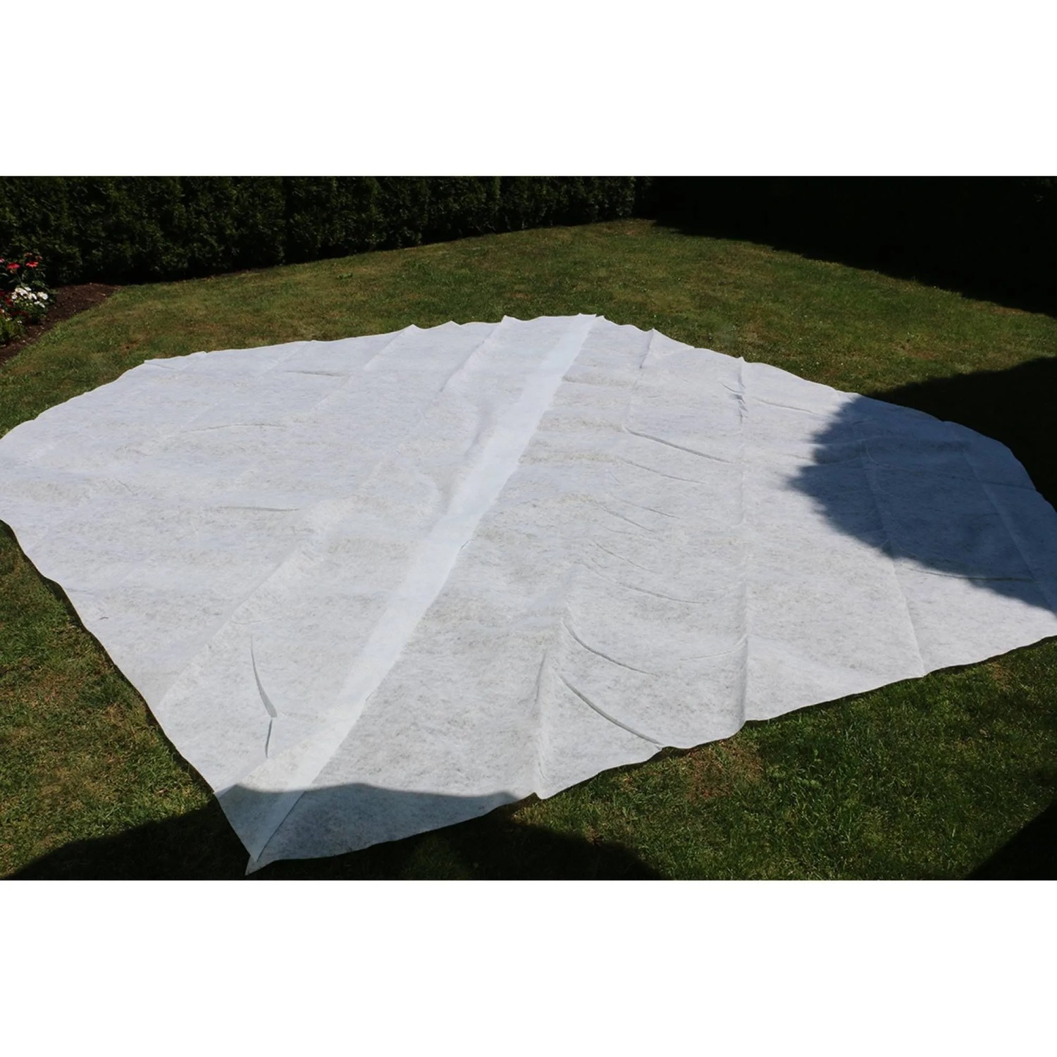 Planet Pool Bodenschutzvlies für Pools mit 450-460 cm Durchmesser, ausgebreitet auf Rasen.