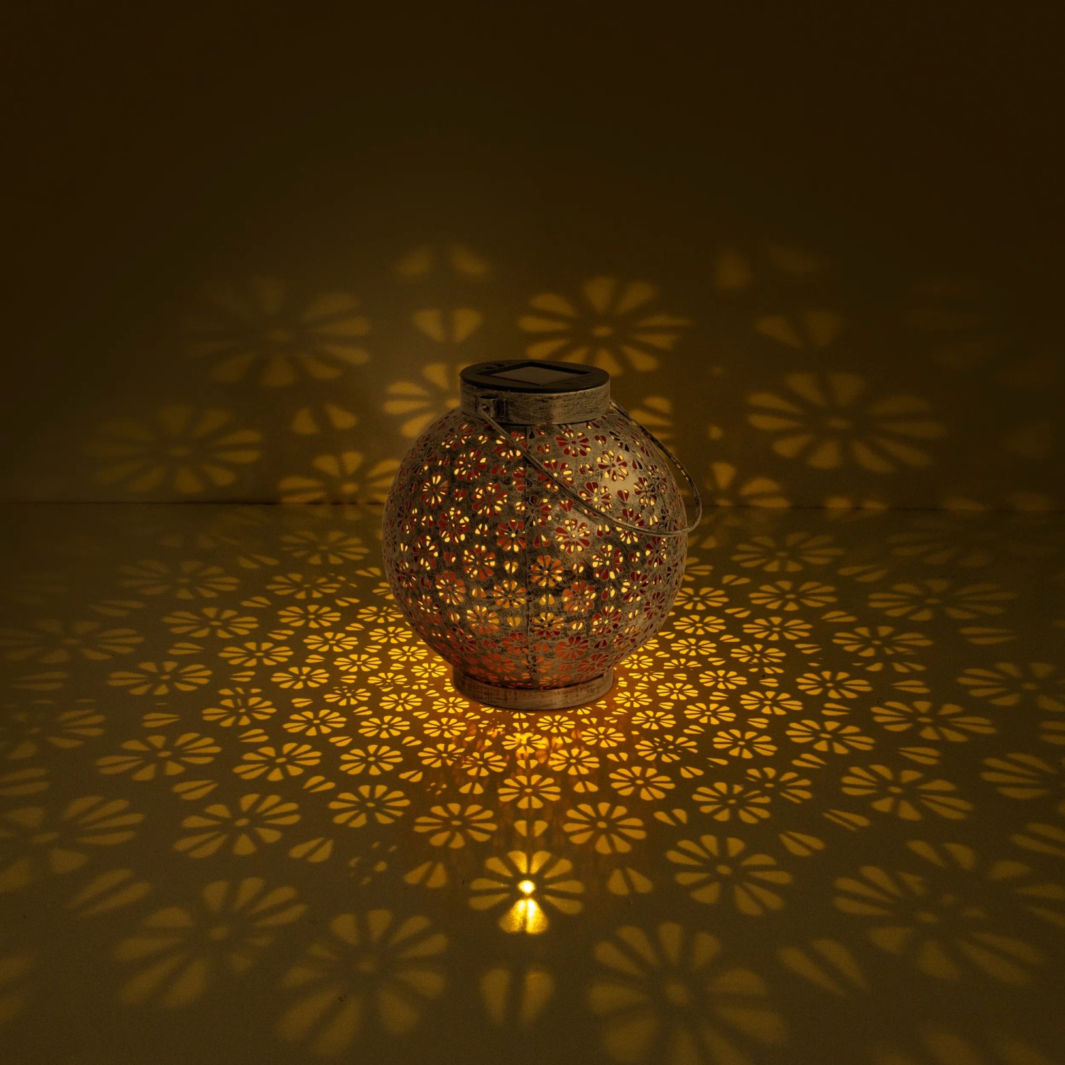 Näve LED-Deko-Solarleuchte, silbernes 2er-Set (18 cm), mit floralen Lichtmustern.