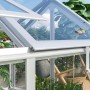 Vitavia Frühbeet Gamma mit Alu-Rahmen und ESG-Glas, teilweise geöffnet, mit Pflanzen im Inneren.