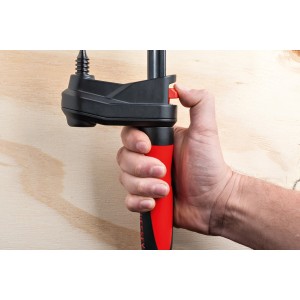 Bessey Getriebezwinge GearKlamp GK45 im Einsatz, Spannwerkzeug mit rotem Griff und schwarzem Kopf.