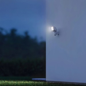 Weißer Steinel LED-Strahler LS 150 S mit Bewegungsmelder an Hauswand.
