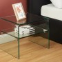 Transparenter Nachttisch Stileos aus Sicherheitsglas mit zwei Ablagen, 48 cm hoch, neben einem Bett.