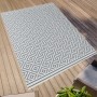 Blau-weißer Primaflor Outdoorteppich Eldorado Quadra 160x230 cm mit geometrischem Muster.
