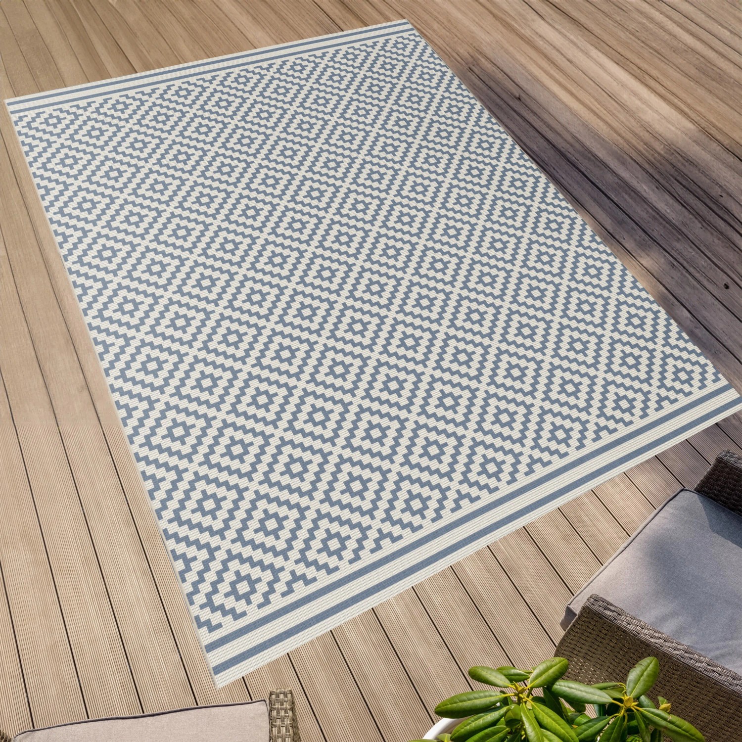 Blau-weißer Primaflor Outdoorteppich Eldorado Quadra 160x230 cm mit geometrischem Muster.