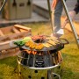 Petromax Atago Grill-Set SK40, 2-teilig, mit Grillgut auf der Feuerplatte. Ideal für Camping und Outdoor.