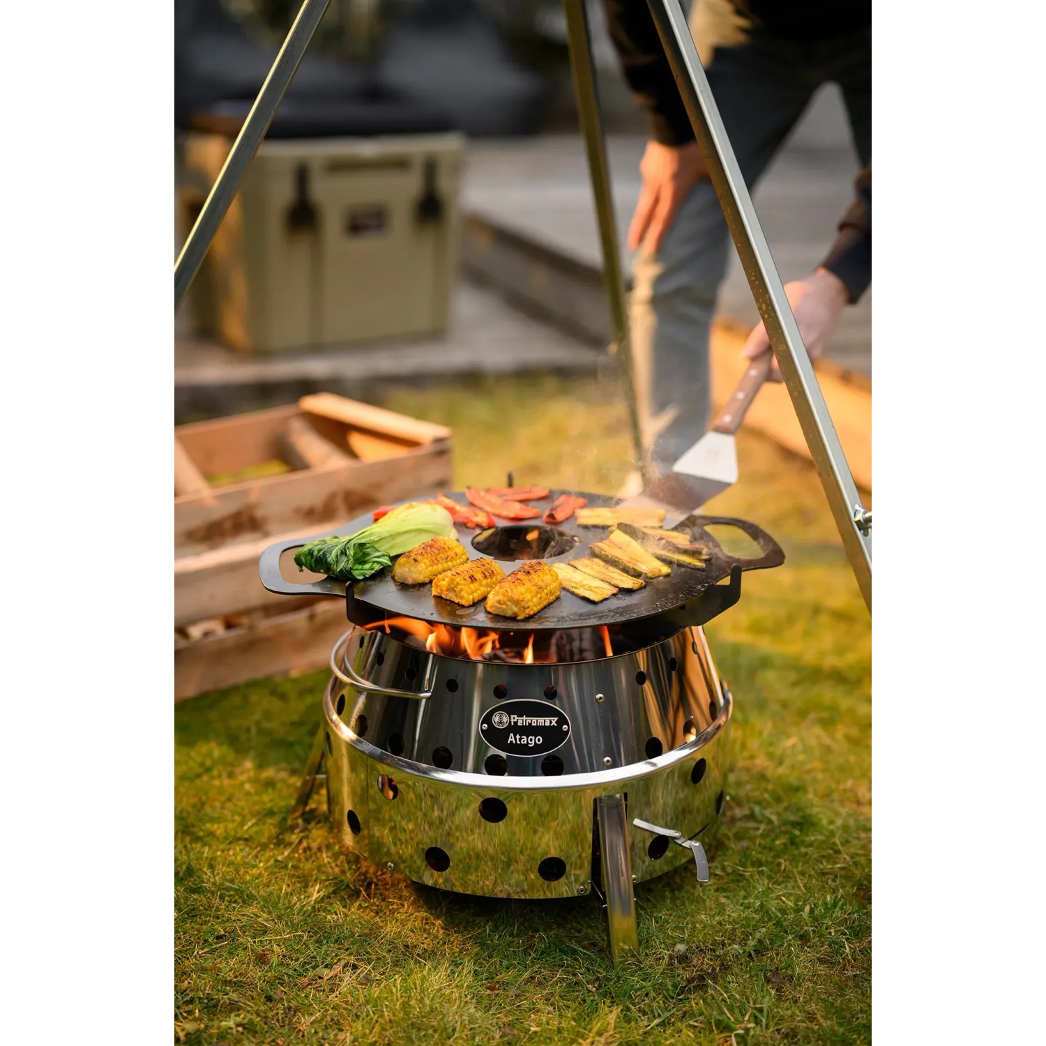 Petromax Atago Grill-Set SK40, 2-teilig, mit Grillgut auf der Feuerplatte. Ideal für Camping und Outdoor.