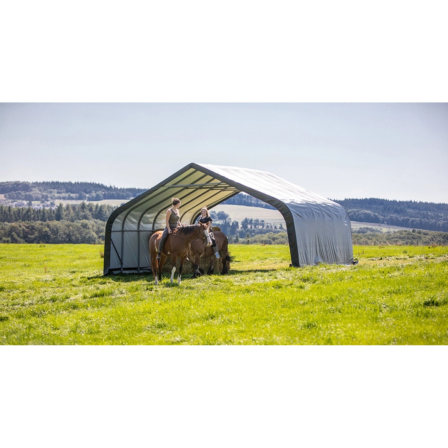 ShelterLogic Weidezelt mit Pferden im Grünen. Ordnungssystem für Heu und Tiere.