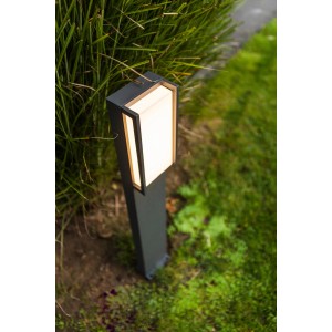 Moderne, anthrazitfarbene Lutec LED-Wegeleuchte Qubo mit warmweissem Licht im Garten.