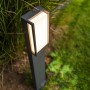 Moderne, anthrazitfarbene Lutec LED-Wegeleuchte Qubo mit warmweissem Licht im Garten.