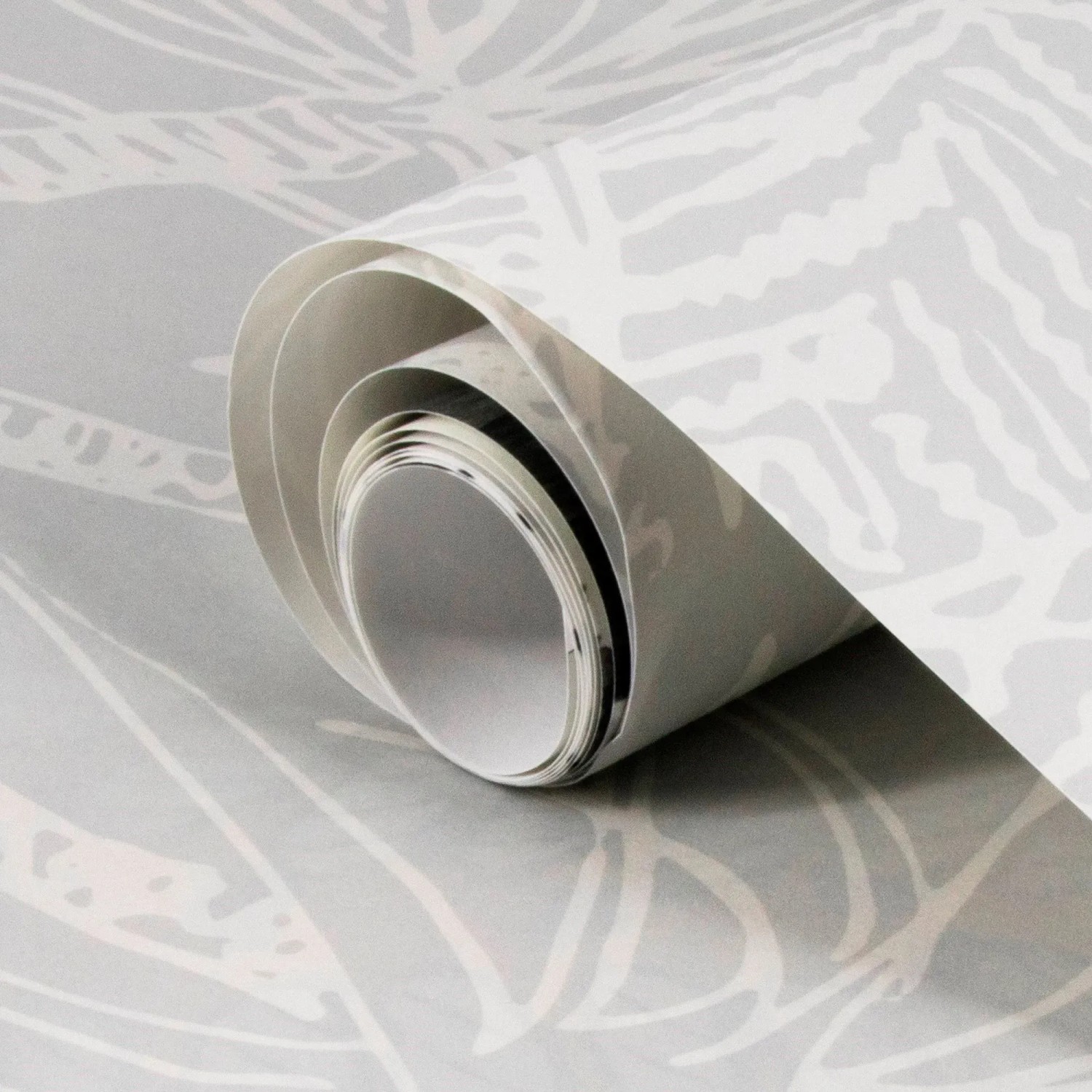 Art for the Home Fototapete Kids Jungle, Rolle mit Dschungel-Motiv in Grau und Weiß.